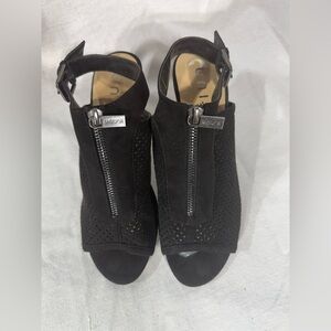 Unisa Black Peep-Toe Ankle Booties with Zipper Size 7